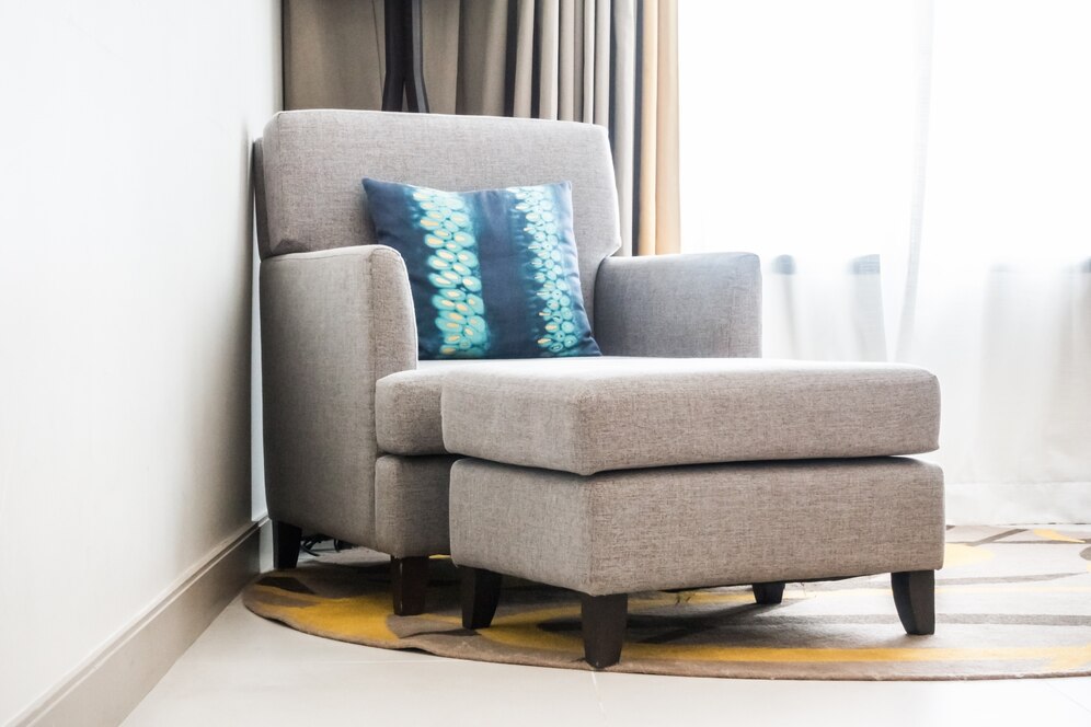 Fotel z podnóżkiem — idealne uzupełnienie salonu